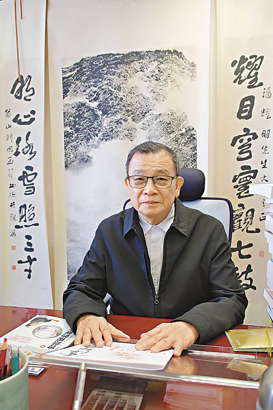 ◆潘耀明表示，香港文學館的主要功能是建立資料檔案及收藏香港作家手稿等。