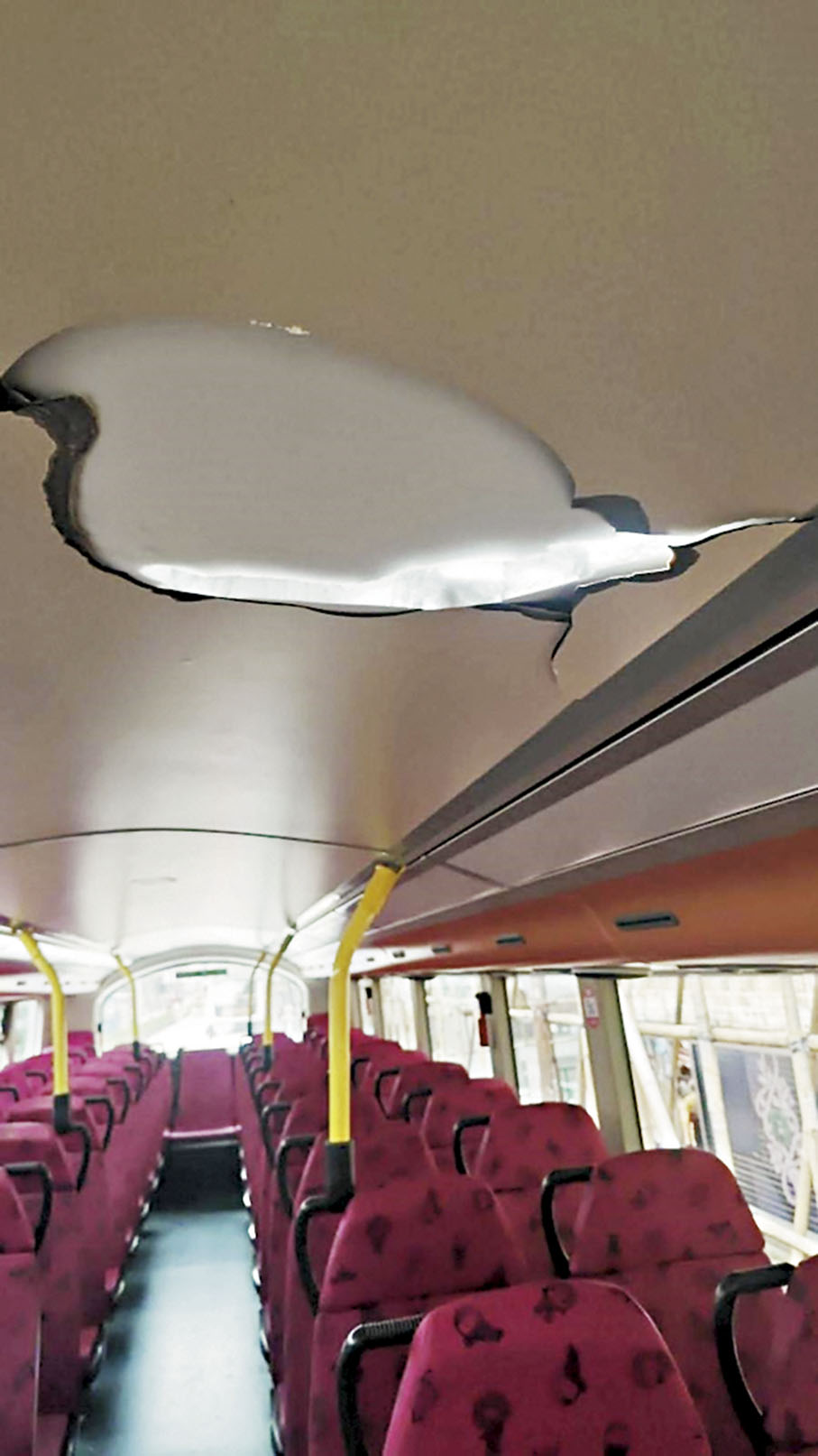 ◆石屎擊穿途經九巴車頂跌入上層車廂。