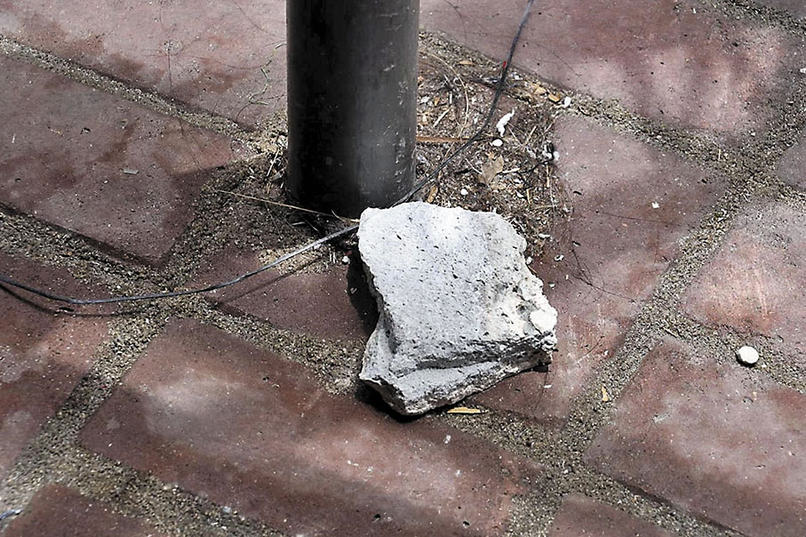 ◆旺角新興大廈昨日墜下的石屎大如磚頭，若有乘客或途人被擊中，後果不堪設想。