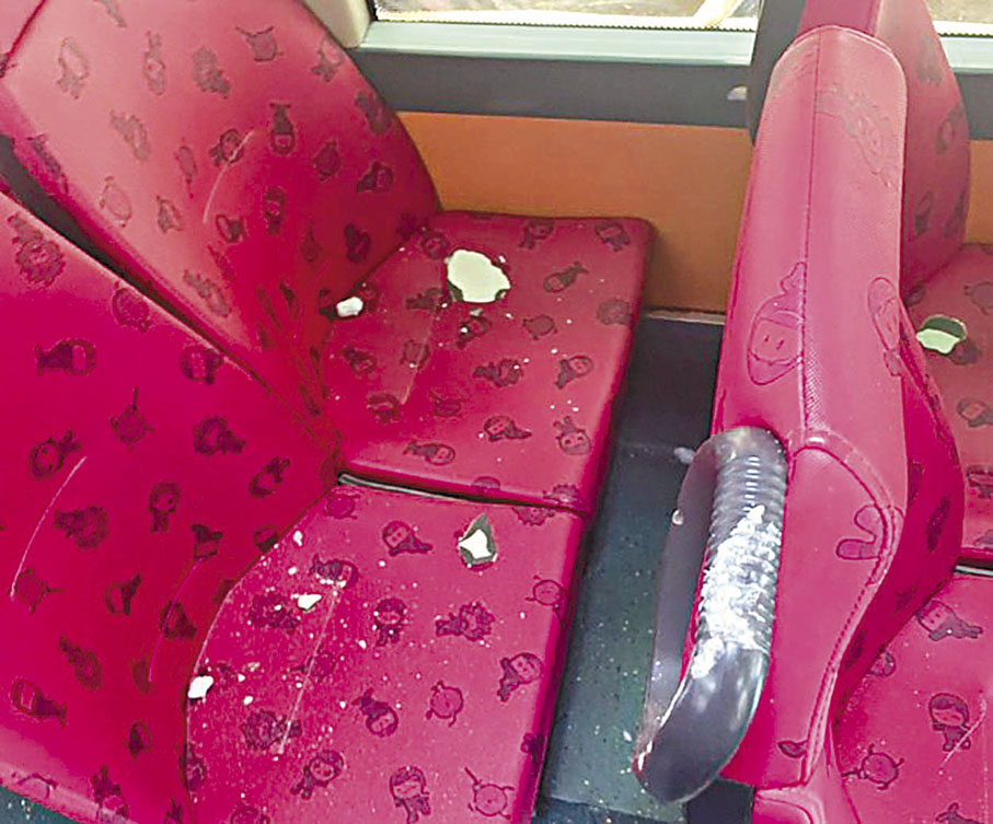 ◆石屎可屎擊穿途經九巴車頂再跌入上層車廂砸中座椅，幸未有乘客受傷。
