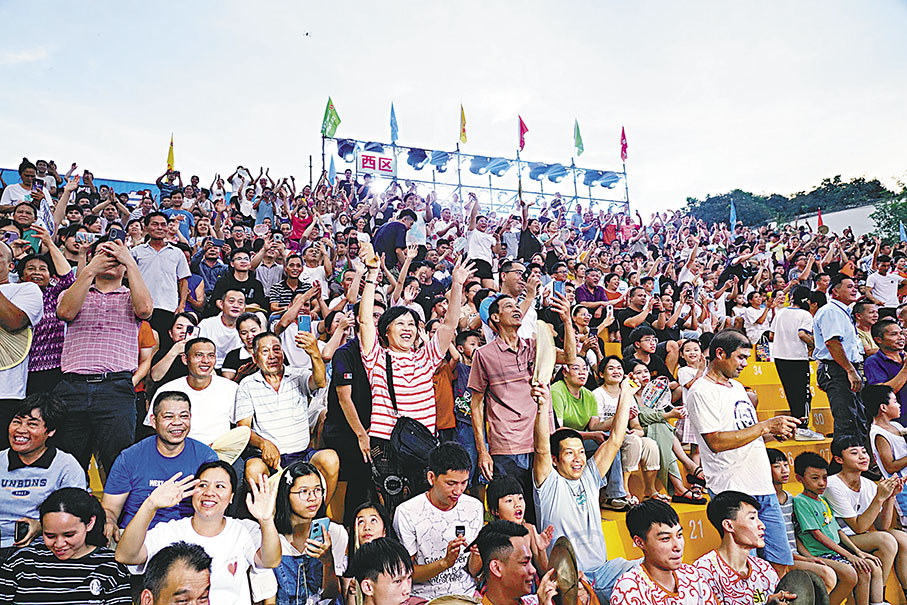 ◆一場「村BA」吸引了萬名觀眾到場觀看。香港文匯報廣西傳真
