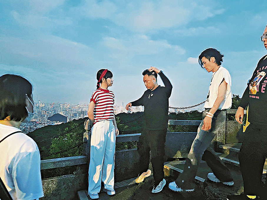 ◆炎明熹和鄧智偉在廣州白雲山取景拍攝城市夜景。  胡若璋攝