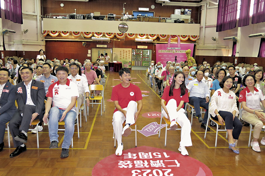 ◆蕭正楠和黃翠如教長者做運動。