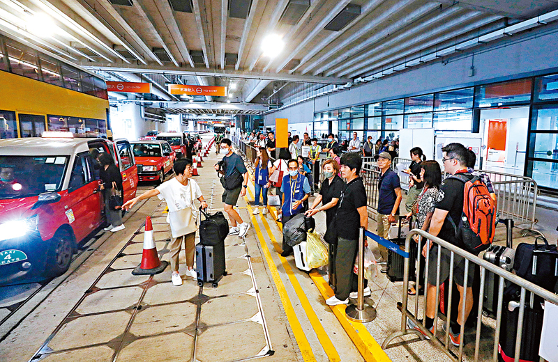 ◆政府多管齊下，郵輪碼頭昨日交通明顯改善。  香港文匯報記者郭木又  攝