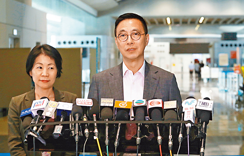 ◆楊潤雄表示將重新檢視郵輪碼頭定位。旁為旅遊事務專員沈鳳君。  香港文匯報記者郭木又  攝