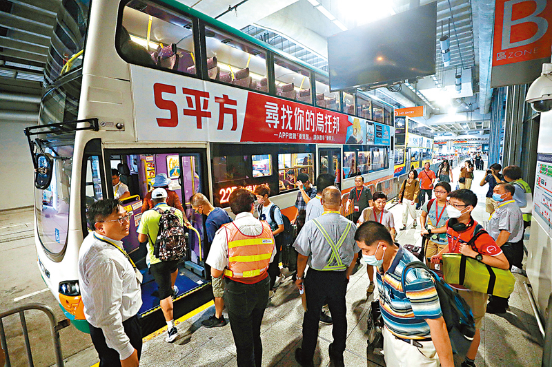 ◆城巴22R線免費往來碼頭和啟德港鐵站。 香港文匯報記者郭木又  攝