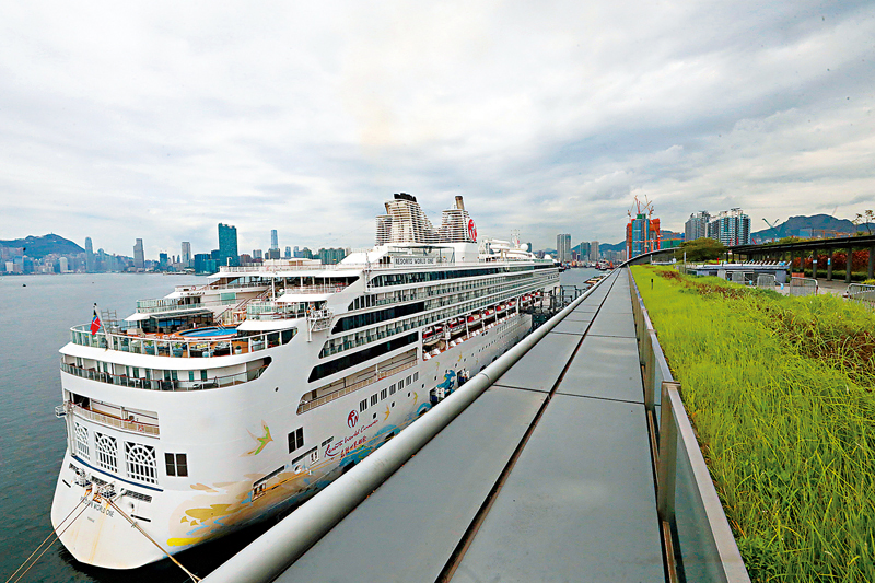 ◆「名勝世界壹號」昨日在啟德郵輪碼頭靠岸。  香港文匯報記者郭木又  攝