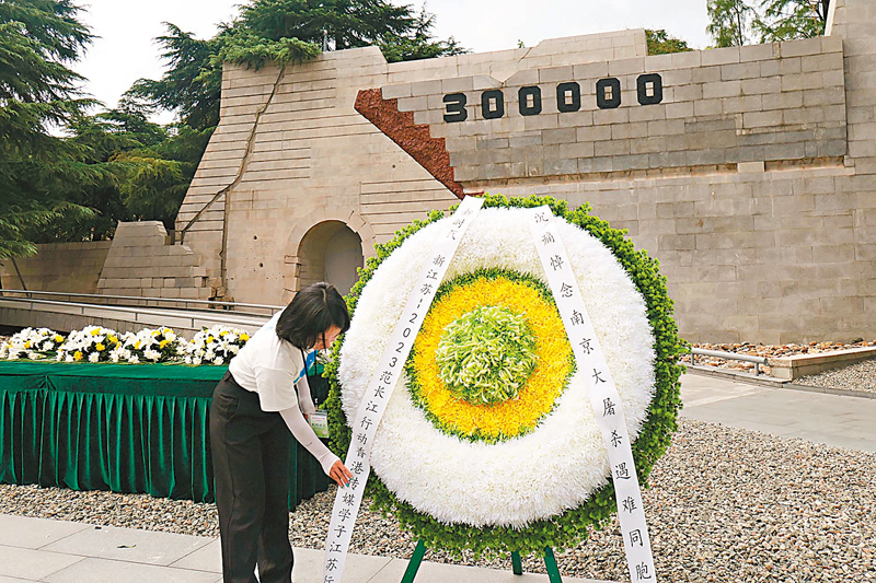◆採訪團成員向南京大屠殺遇難同胞敬獻花圈。 