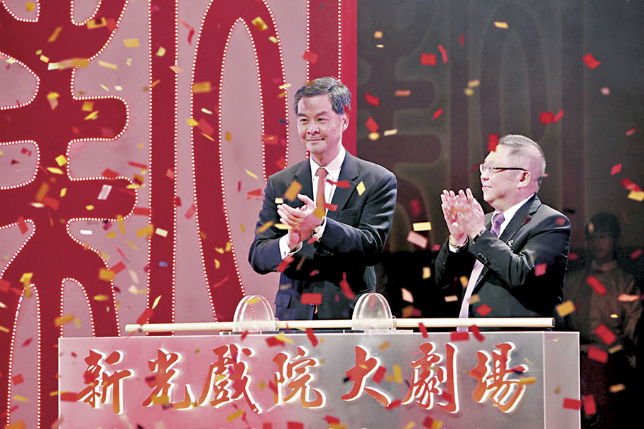 ◆十一年前李居明租下新光戲院 ，耗資千萬經過3個月修復後重新開幕， 梁振英應邀出席亮燈儀式。 