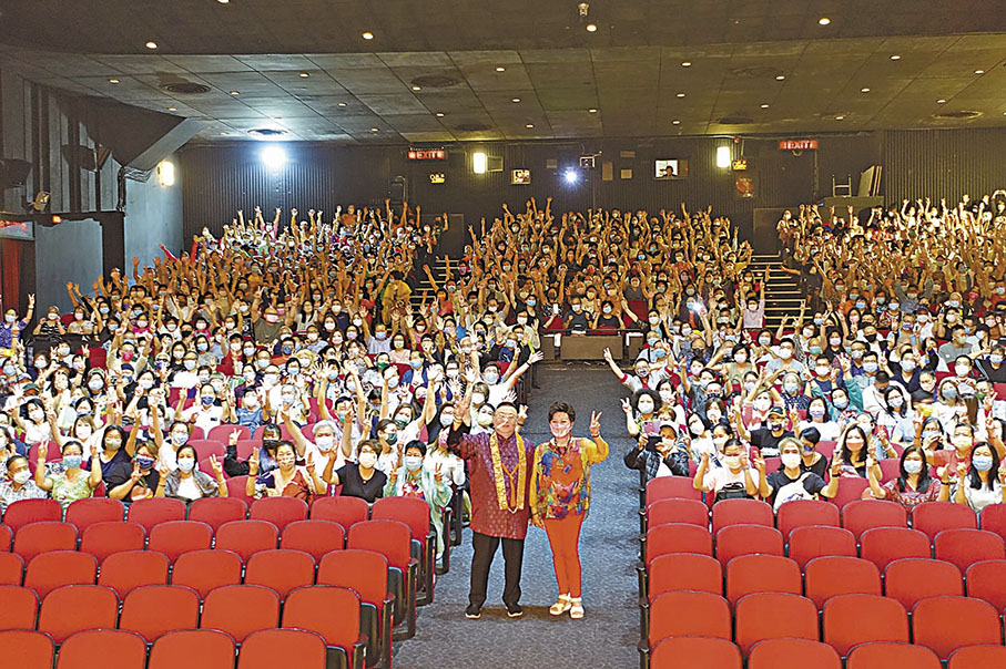 ◆疫情期間仍有不少粉絲到新光劇場睇戲支持粵劇。