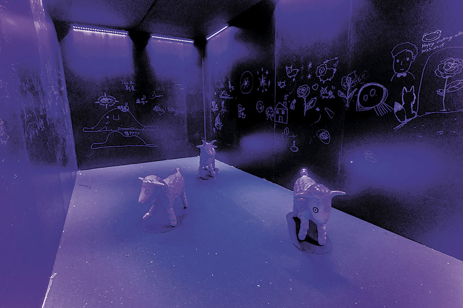 ◆在夜光畫室裏可使用會場的夜光顏料於牆上繪畫。