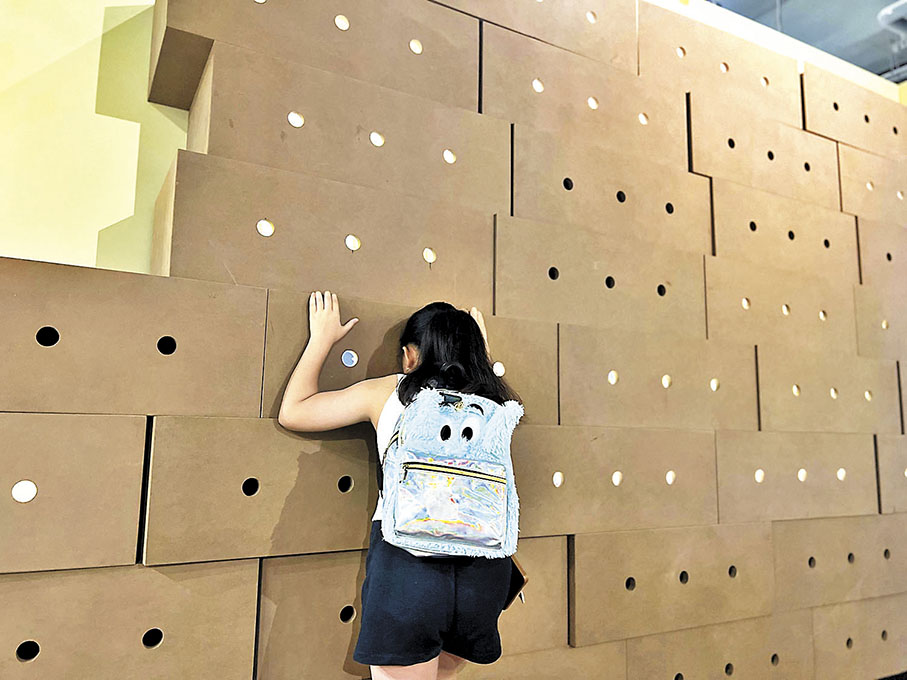 ◆透過牆上的三個小孔，窺探層層疊綿羊箱手繪創作。