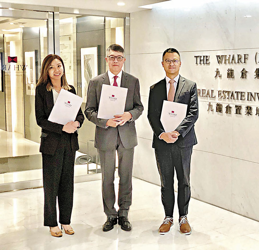 ◆九龍倉吳天海（中）表示，集團數年前已察覺內地房地產市場的變化，因此資金回籠後亦不會急於找尋新的投資機會。