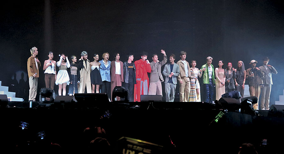 ◆ 古巨基與多位新晉歌手合唱新歌《星戰》。