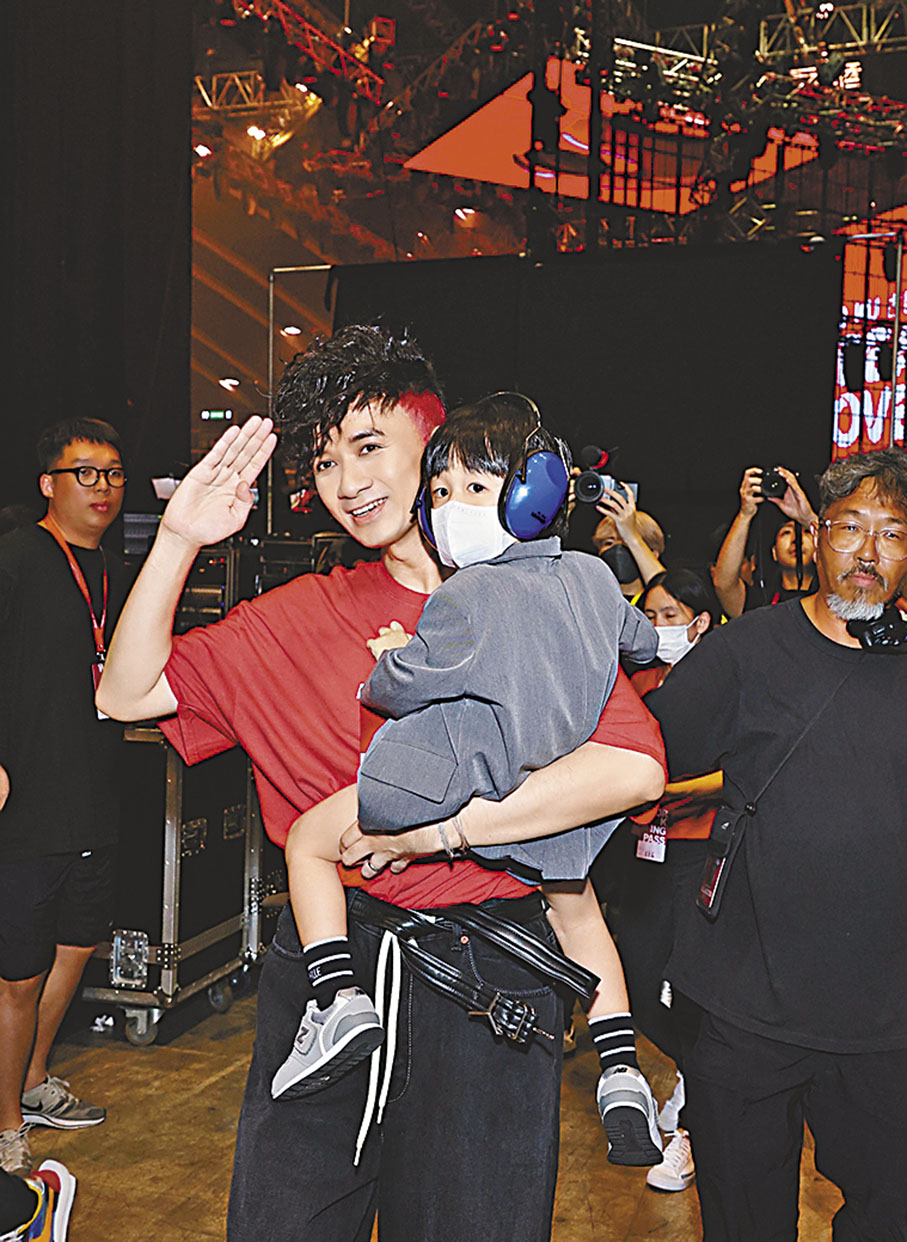 ◆ Kuson大眼碌碌捱住眼瞓等基仔，話想上台。