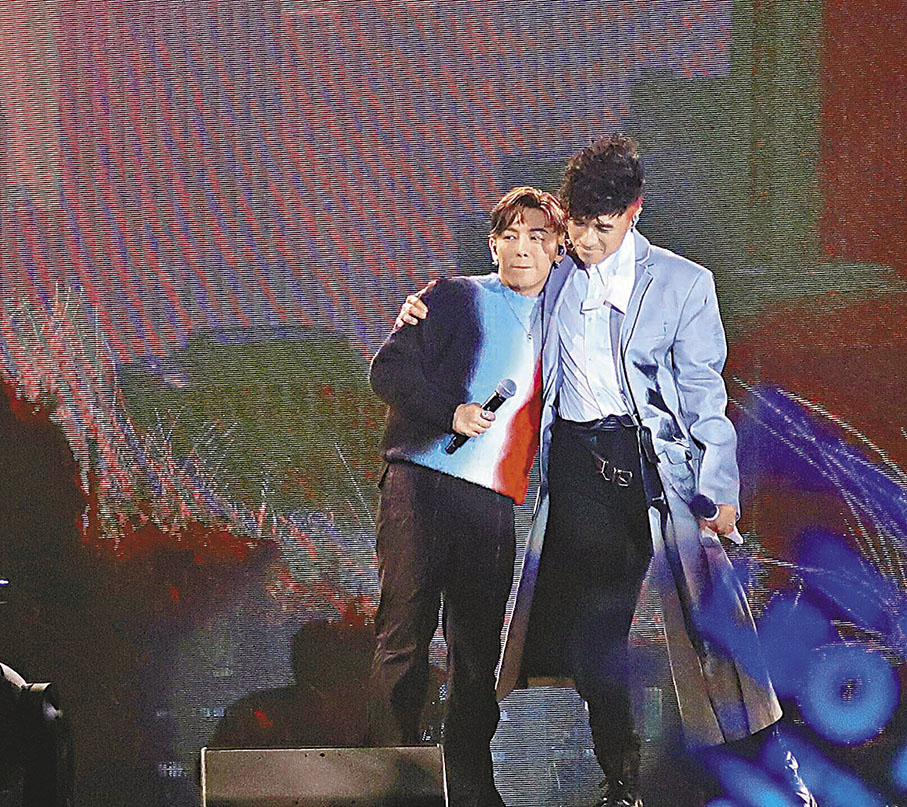 ◆古巨基與MC用擁抱給予對方力量。