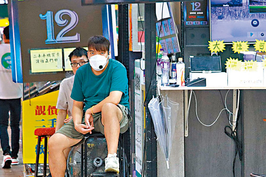 ◆有商戶職員使用喇叭叫賣。香港文匯報記者北山彥 攝