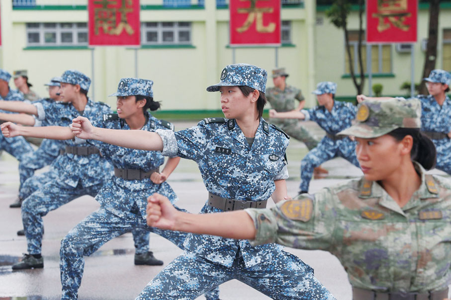 ◆ 學員們表演軍體拳，氣勢高昂。