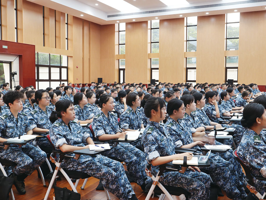 ◆ 學員們專心聽取內容豐富的國情知識講座。