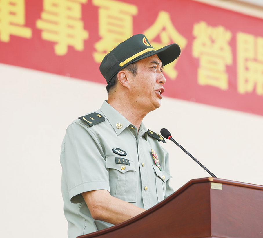 ◆ 駐港部隊副司令員鄭國躍致辭。