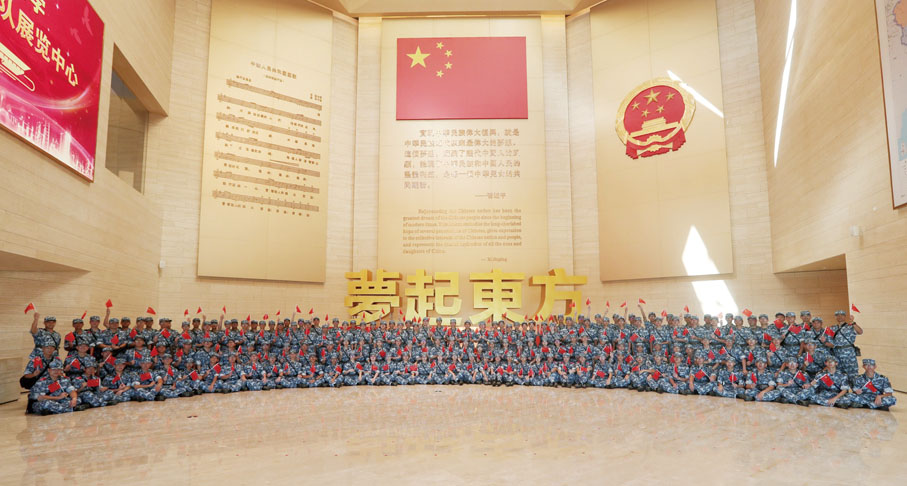 ◆ 學員們參觀駐香港部隊展覽中心「夢起東方——中國夢·強軍夢·香江衛士」主題展覽，進一步認識國情，加深愛國情懷。