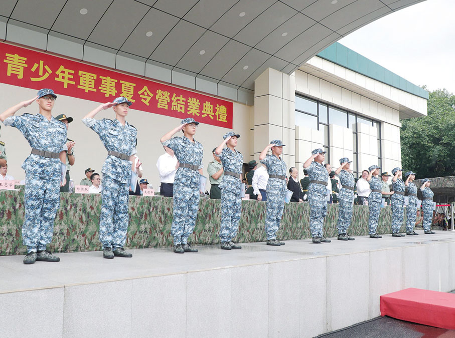 ◆ 學員代表領取結業証書。