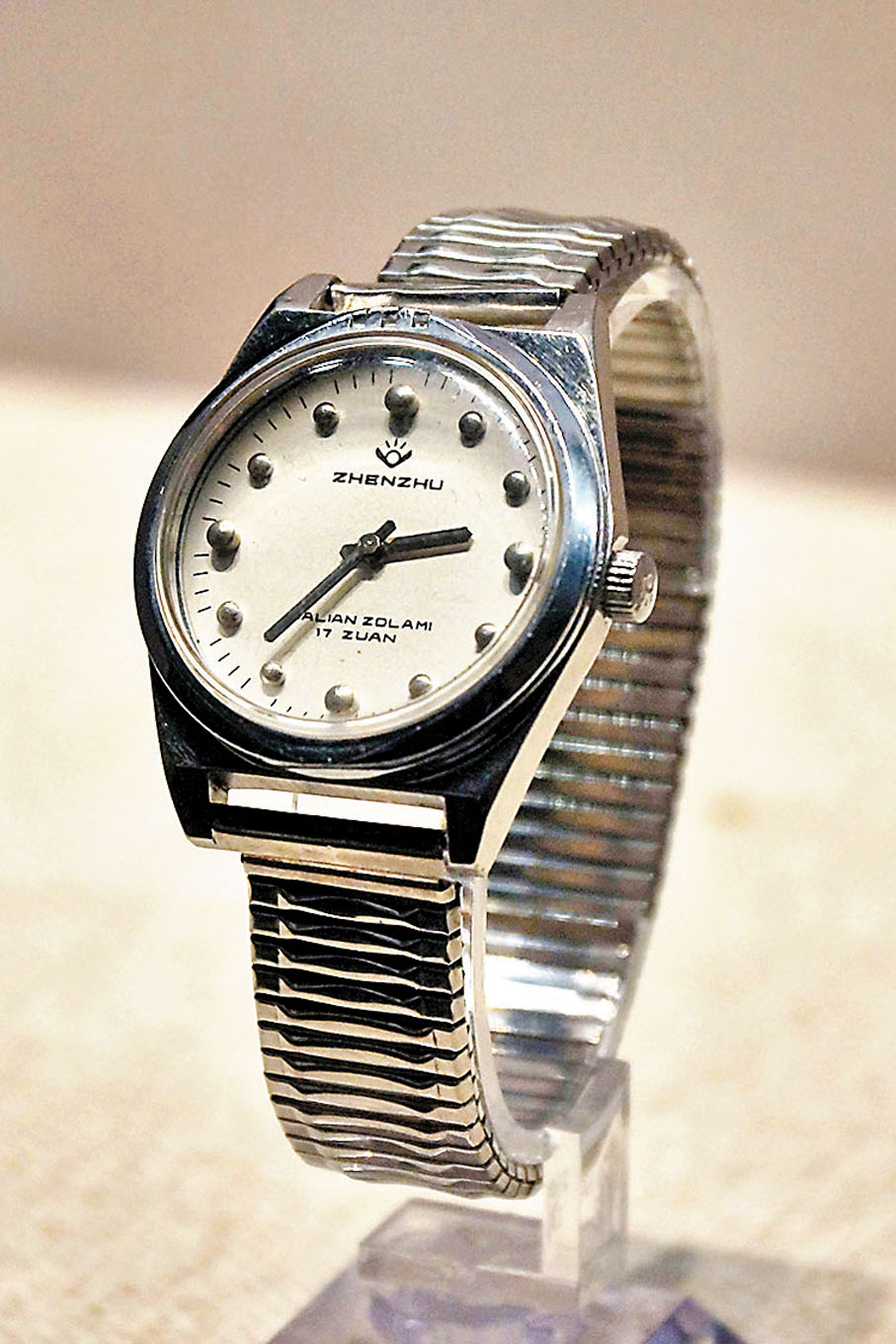 ◆二十世紀八十年代大連手錶工業公司試製的新中國第一隻盲人用「珍珠」牌觸摸型手錶。