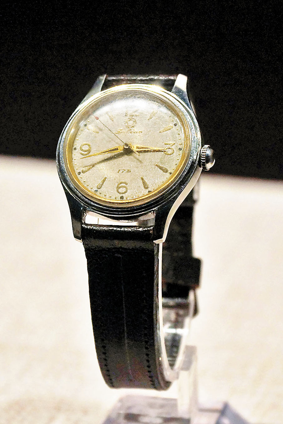 ◆1955年在大連試製成功的新中國第一隻仿羅馬型17石「大連」牌手錶。