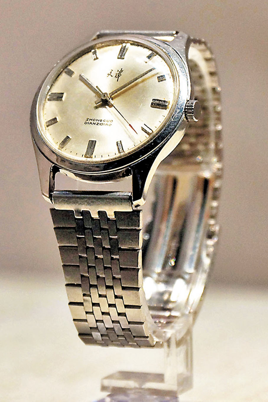 ◆1965年天津手錶廠和天津大學合作研製出的新中國第一隻音叉式電子錶。