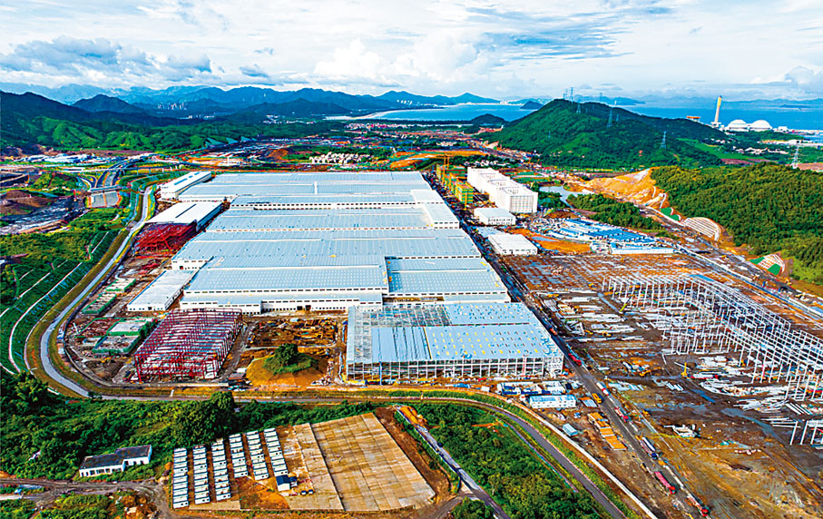 ◆ 深汕比亞迪汽車工業園二期項目為整車生產基地，總投資200億元，規劃用地面積約400萬平方米。去年9月14日開工建設。香港文匯報 深圳傳真
