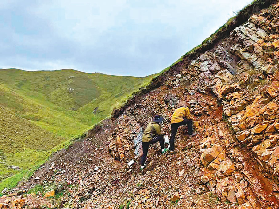 ◆ 圖為山東黃金集團地質工作人員在野外勘探。 受訪者供圖