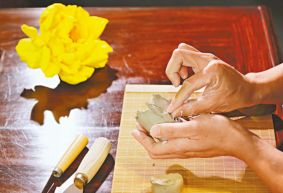 ◆王俊賢在現場展示如何製作香插。