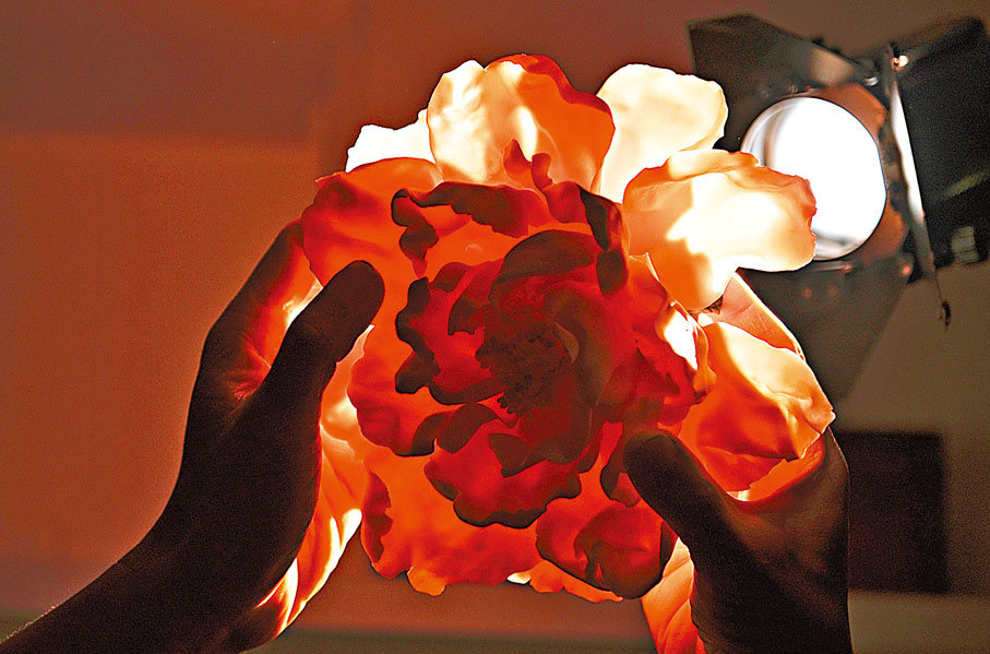 ◆王俊賢製作的陶瓷牡丹花薄似蟬翼。