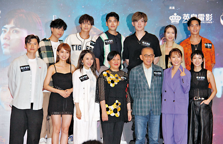 ◆ 楊受成博士夫婦（前排右3、4）、英皇娛樂集團執行副總裁張雅麗女士（前排左3），以及英皇群星亮相《陰目偵信》首映禮。
