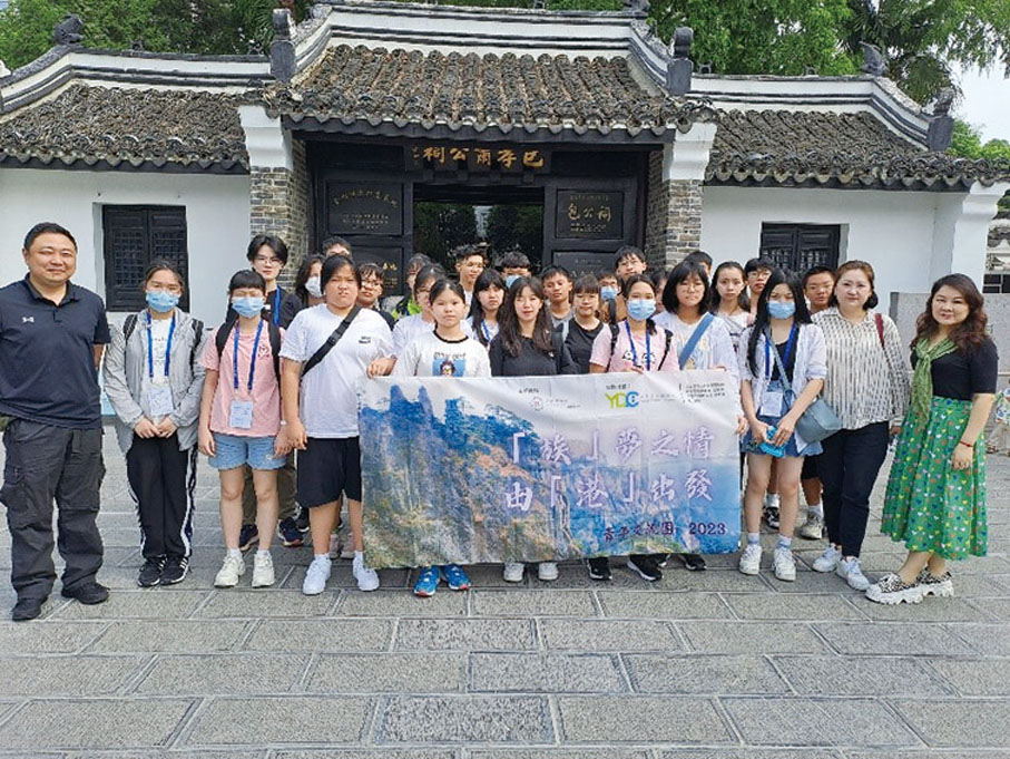 ◆ 交流團團員在清華大學合肥公共安全研究院前合照。