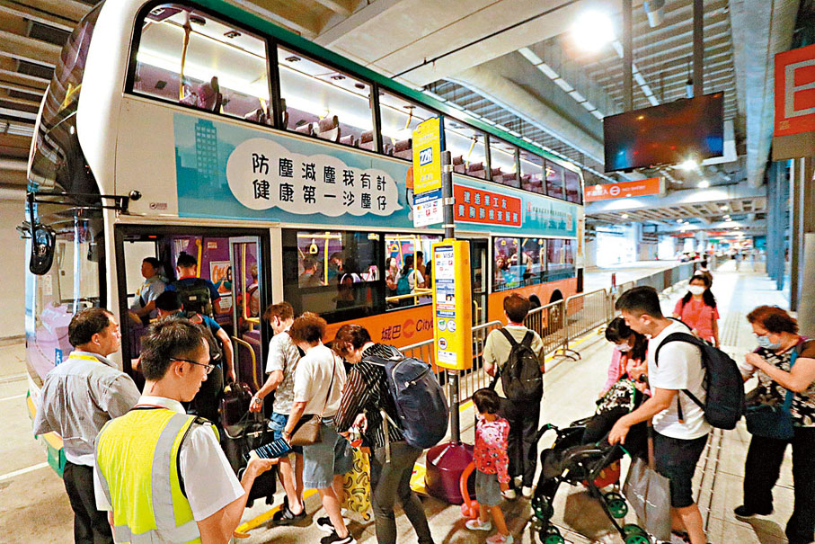 ◆「名勝世界壹號」乘客上岸後乘搭免費巴士22R線往啟德港鐵站。 香港文匯報記者北山彥 攝