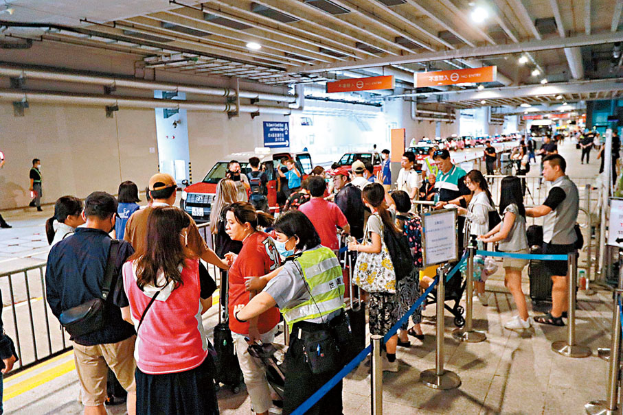 ◆郵輪泊岸後，「的士龍」入場接載「乘客龍」離開。香港文匯報記者北山彥 攝