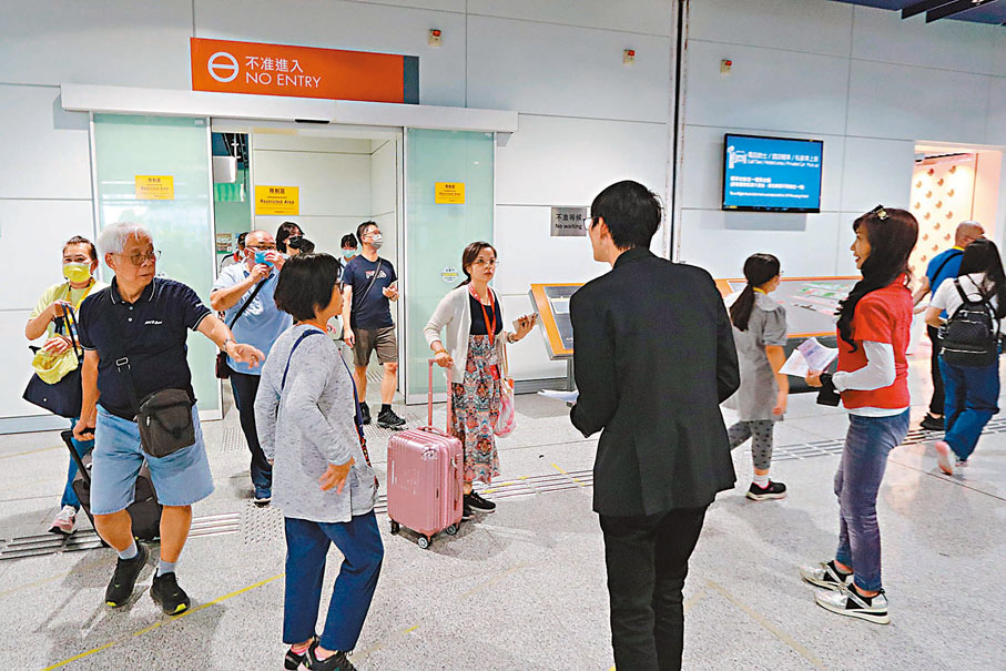 ◆碼頭工作人員向離開的乘客派發交通指南。香港文匯報記者北山彥 攝