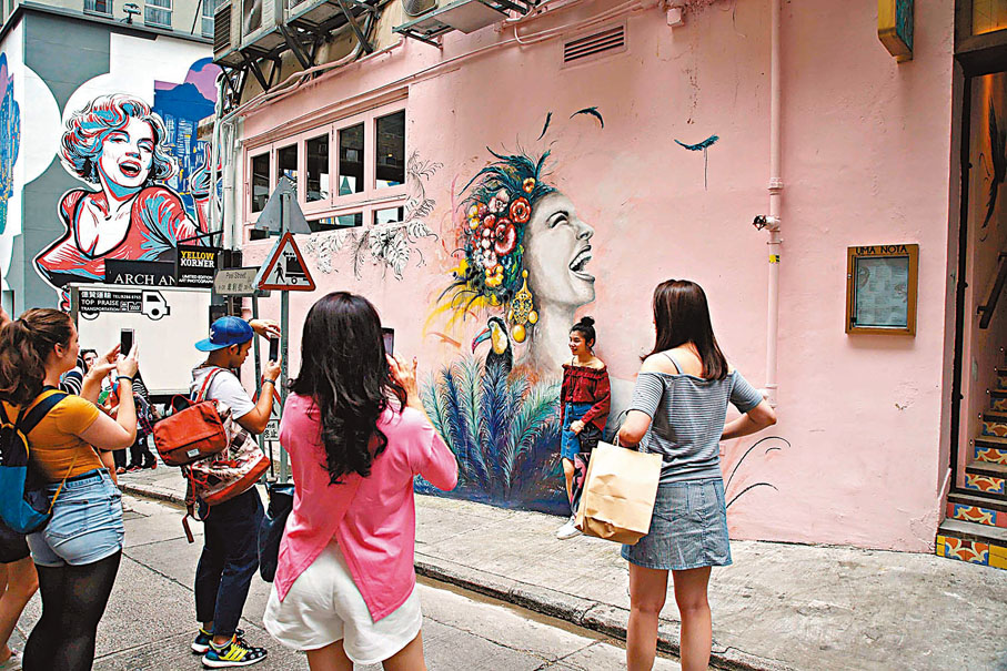 ◆旅發局昨日公布，上月有近360萬人次的旅客訪港，逾八成旅客來自內地。圖為遊客在中環街巷「打卡」。資料圖片