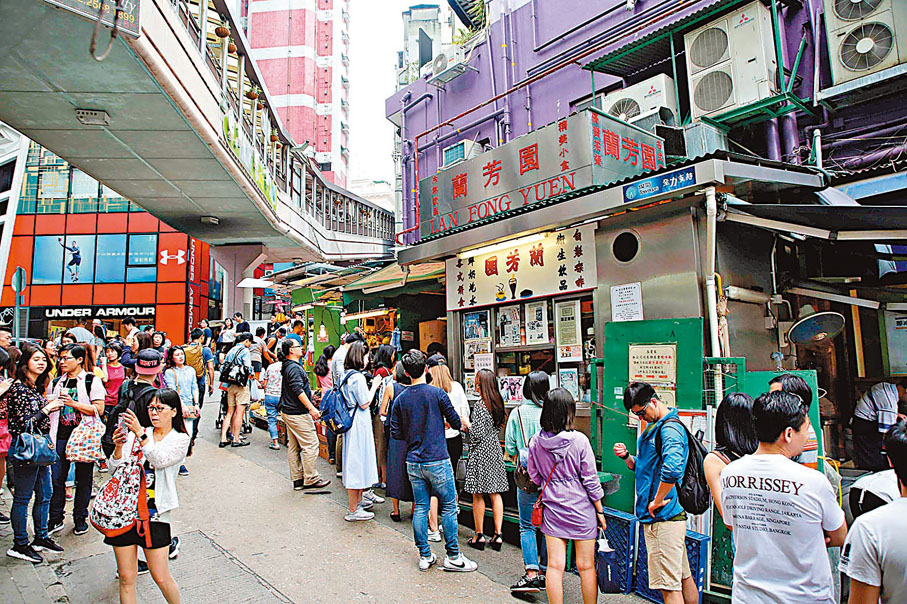 ◆旅遊業界指，內地旅客開始着重深度遊。圖為遊客排隊品嚐「絲襪奶茶」。 資料圖片