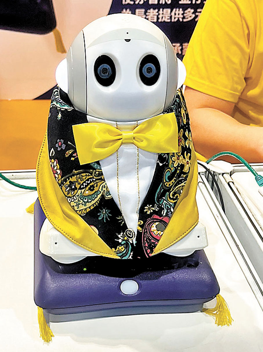 ◆ 陪伴機械人「金仔」。香港文匯報記者郭倩 攝