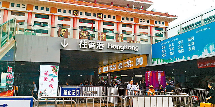 ◆「黑車」拉客人員也明顯減少。  香港文匯報記者石華  攝