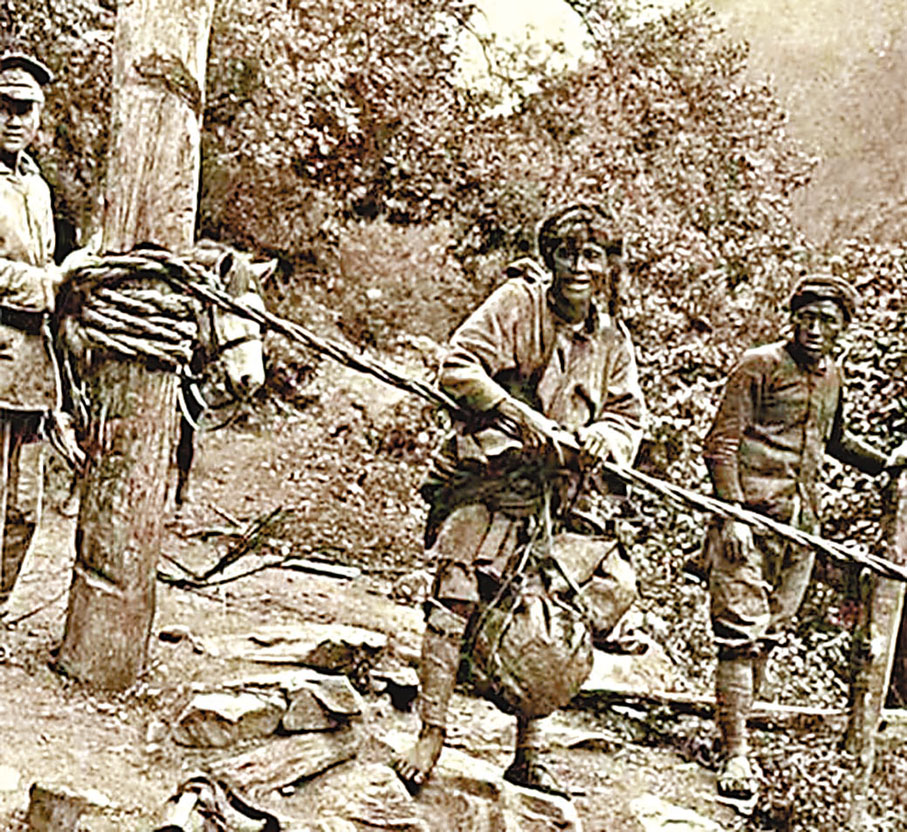 ◆馬幫準備上十二欄杆。作者供圖