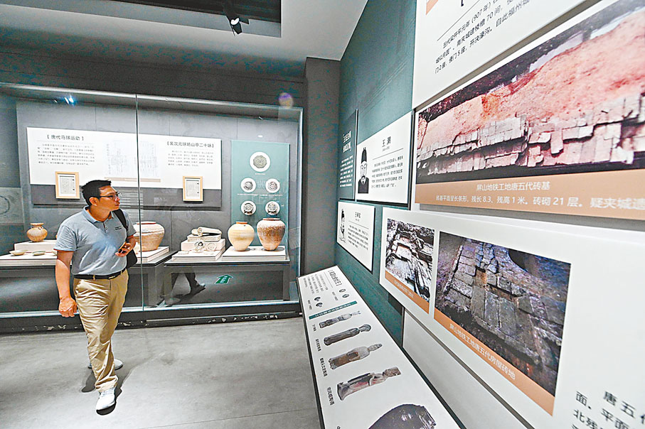 ◆遊客在冶山春秋園內的冶山遺址博物館參觀。