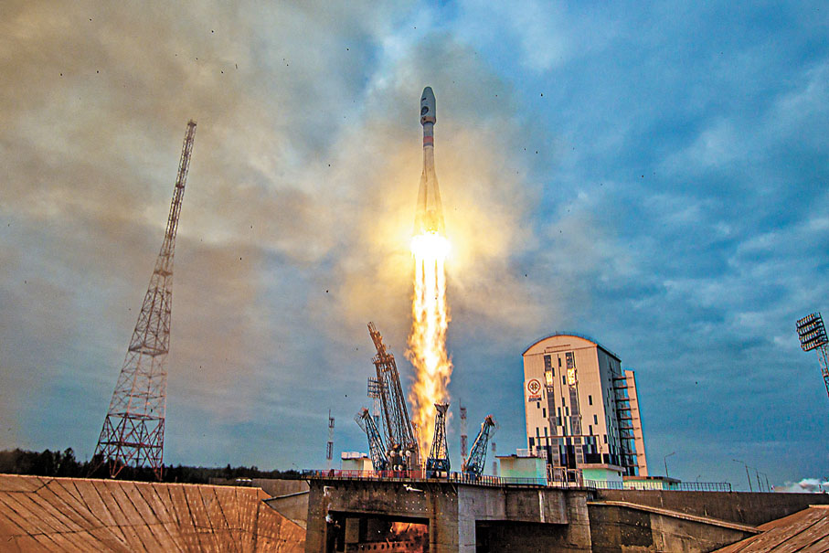 ◆搭載「月球-25」號無人月球探測器的運載火箭發射升空。 路透社