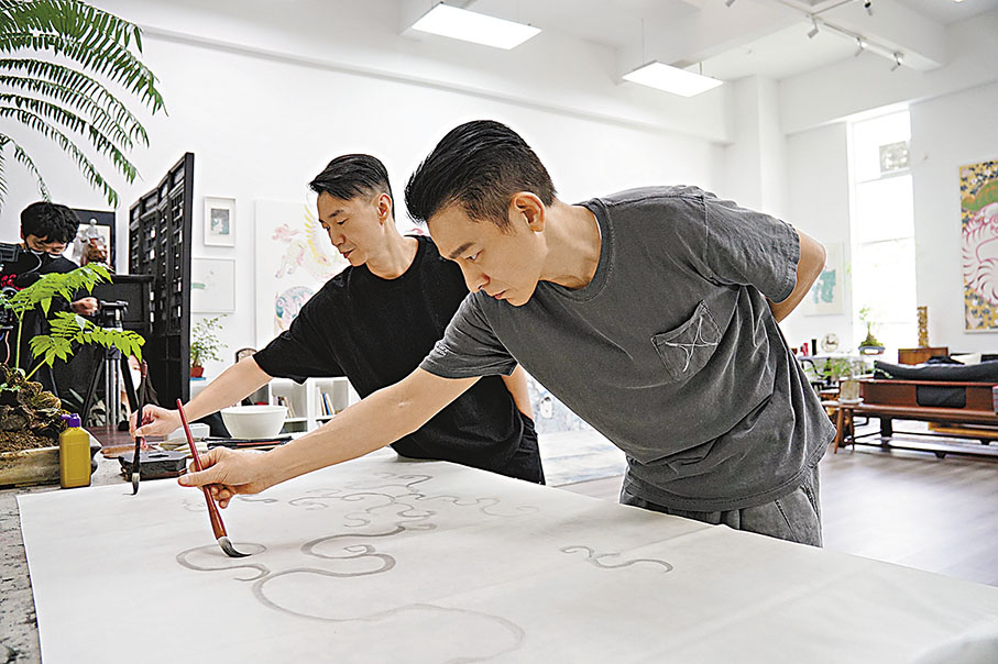 ◆華仔指藝術家如老師般教導自己，令他獲益良多。