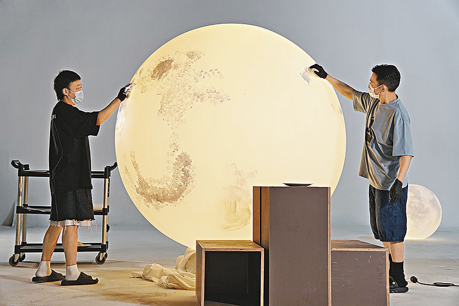 ◆華仔與年輕藝術家共同創作。