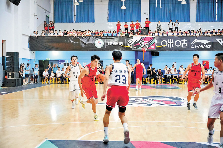 ◆鋒基金明星隊（白衫）與粵港澳中學生聯隊同場競技。香港文匯報廣州傳真