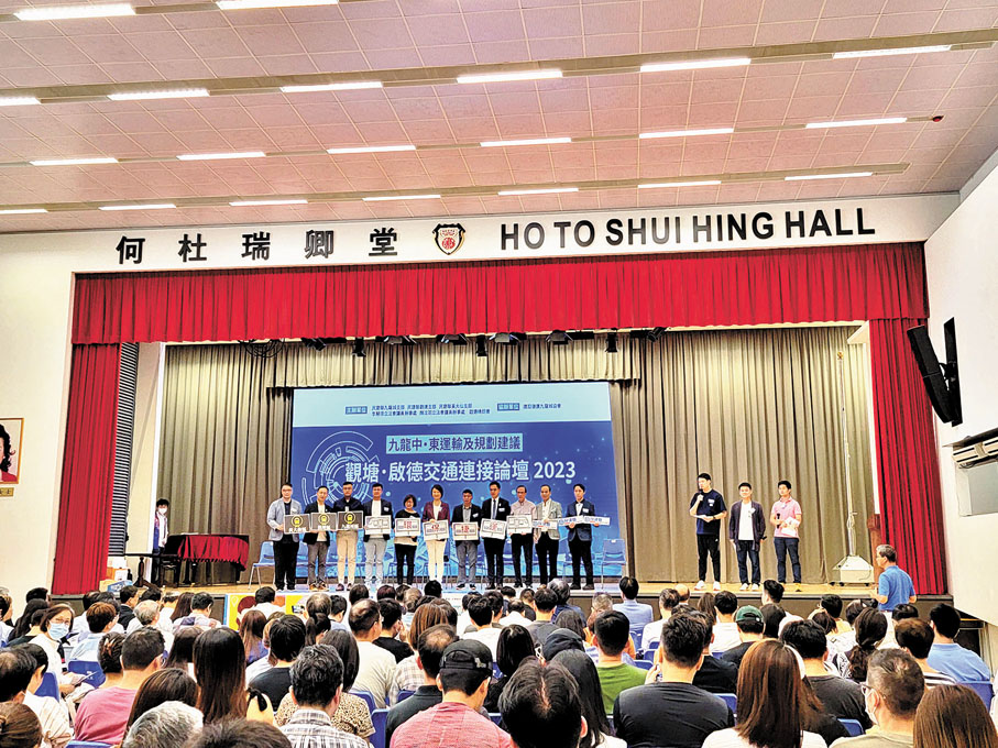 ◆民建聯邀請當區居民及政府代表等持份者暢所欲言，集思廣益，解決啟德交通擁堵問題。 香港文匯報記者唐文  攝