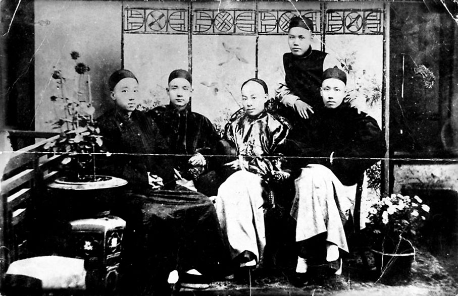◆圖為1892年孫中山（左二）與楊鶴齡（左一）、陳少白（左三）、尢列（左四）合影。